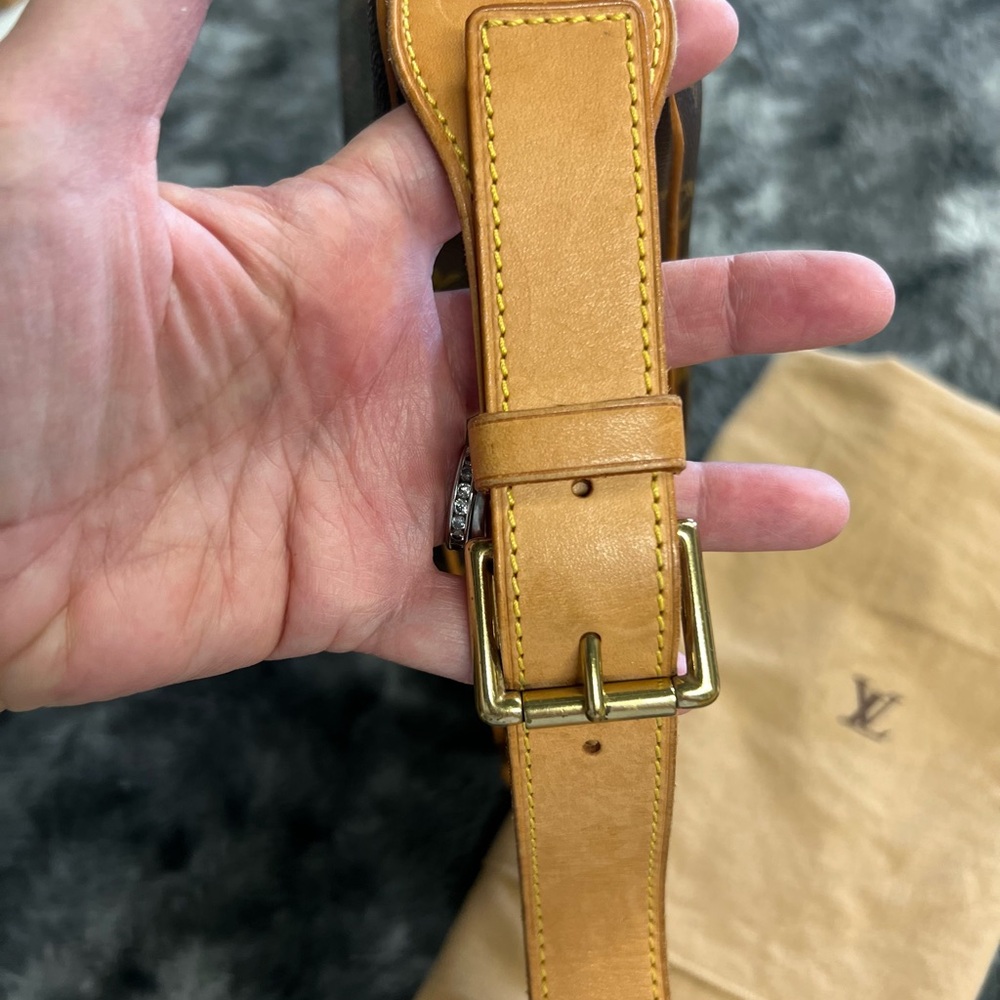 🔥SALE🔥LOUIS VUITTON CROISSANT. Excellent condition. Original dust bag. - Picture 5 of 12